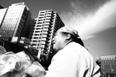 Aiming for Bruce Gilden　信号待ちの私の前を通った人
