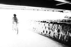 そっちへ行くな