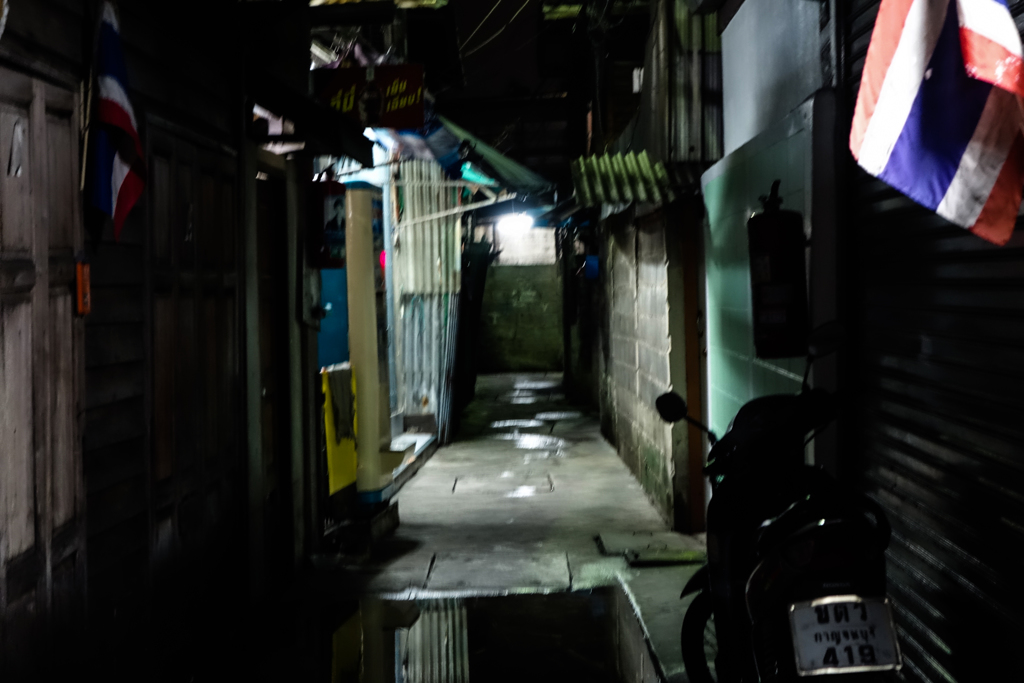 in the distance・・到着３０分後の裏路地探索