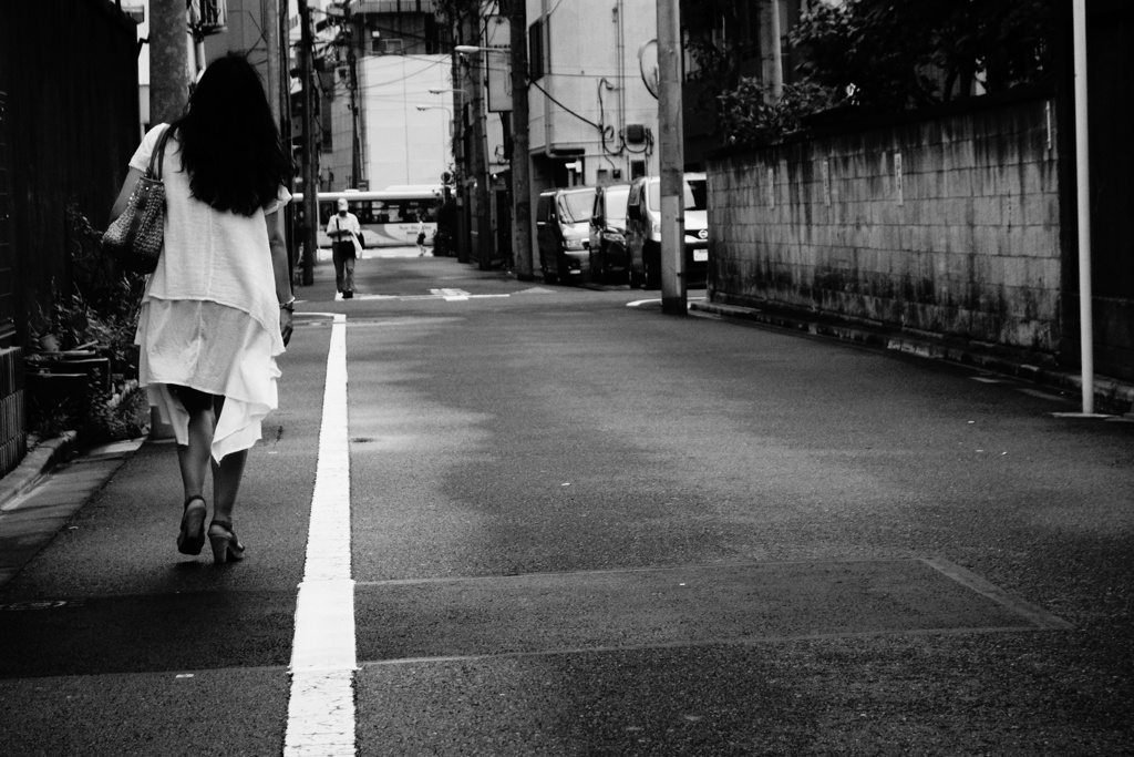 白線に沿った女