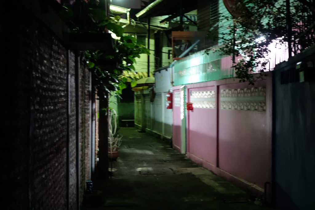 in the distance・・到着３０分後の裏路地探索
