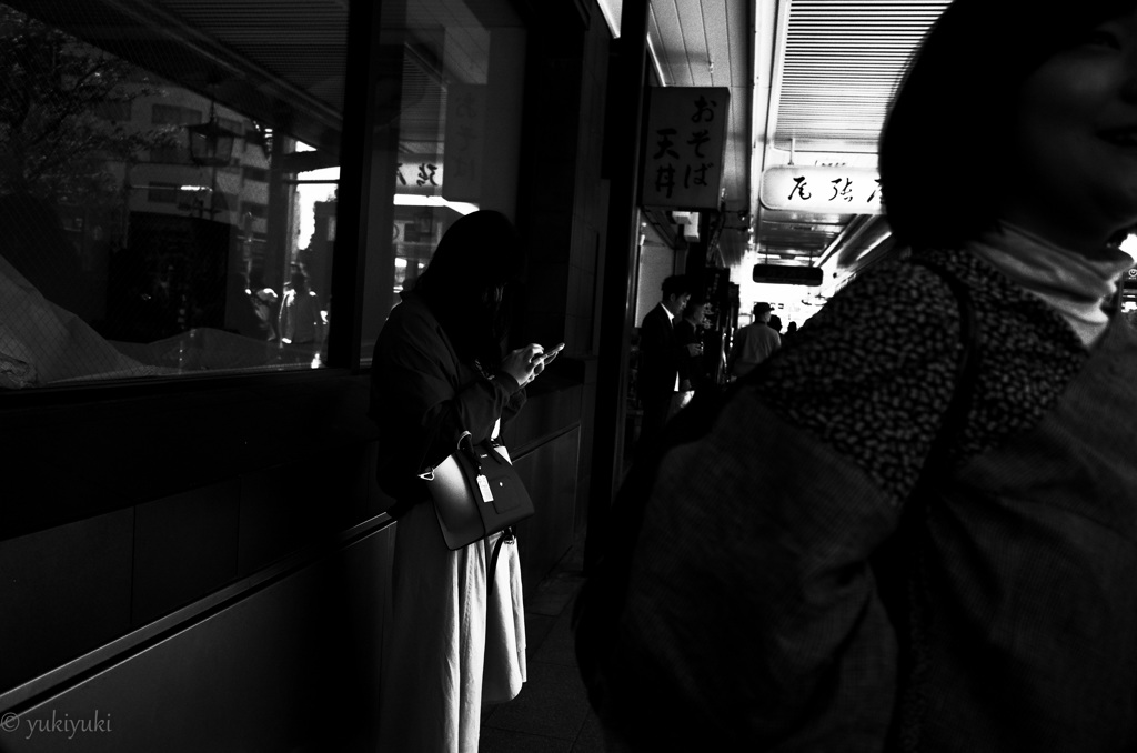 光があたった女