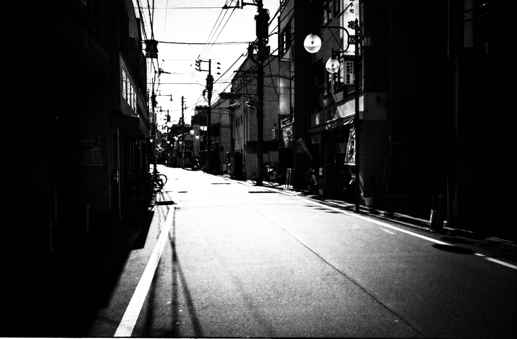 誰もいない商店街