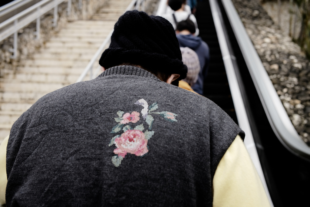 薔薇に包まれた男