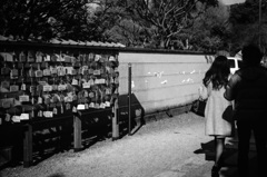 急ぎ神社を抜けた