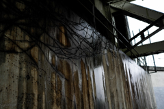 雨の橋桁