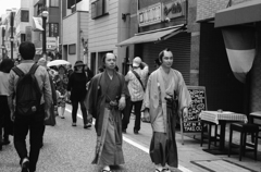 街に溶け込む侍