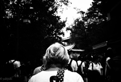 白いシャツの人だらけ　宮島物語