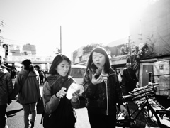 歩き食いはきらめきの中で