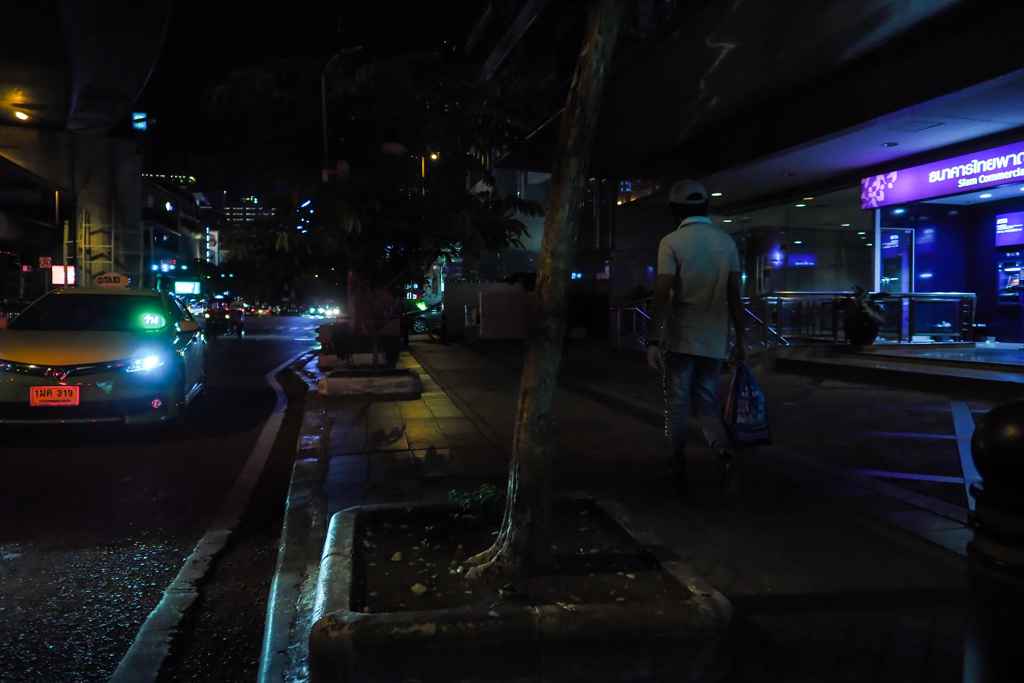 in the distance・・帰路の男