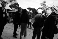 見上げる人に光は当たる