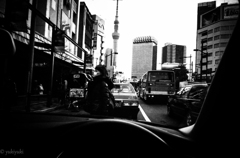 横断歩道を渡りましょう