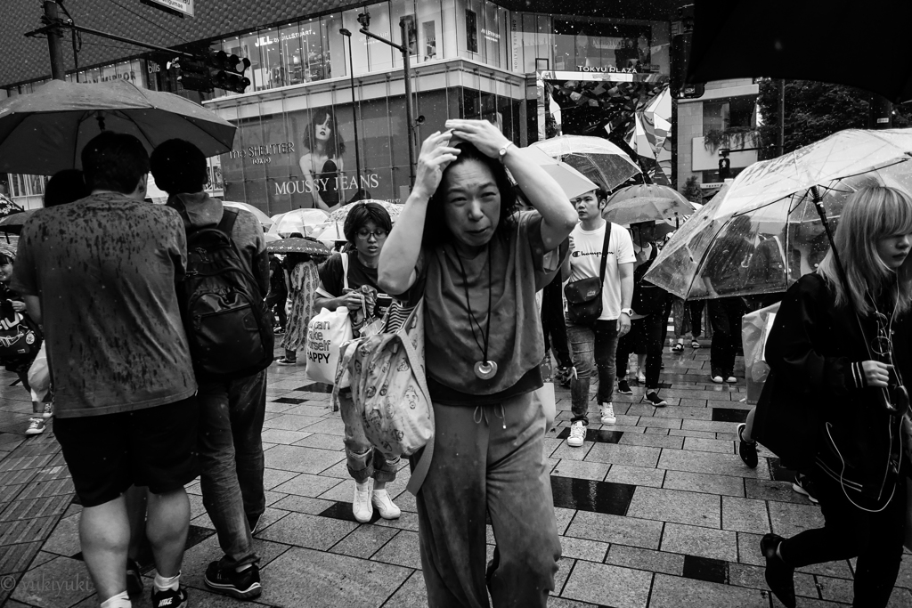 一人、雨に打たれる
