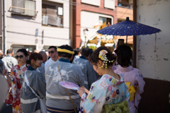 神輿のかげで