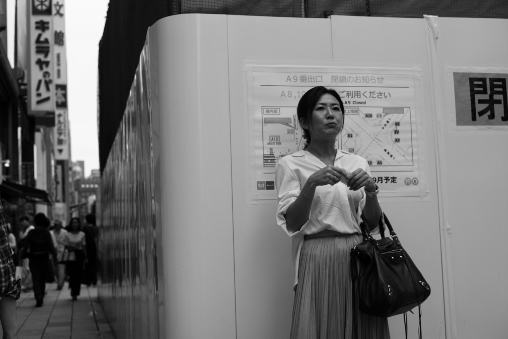 遠くを見つめて