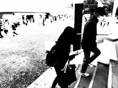 階段を上がったとき、下がる奴もいる