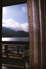 誰もいない喫茶店から誰もいない湖畔を見た