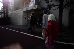 赤い人に赤い光が差した