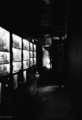 裏路地のわずかな灯り