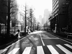 ゆきゆき、公園通りに立つ