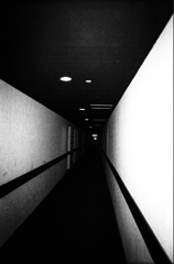 ホテルの廊下は怖い