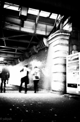 高架下で首が消えそうな人々