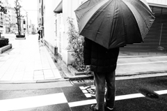 雨の中を待つ男