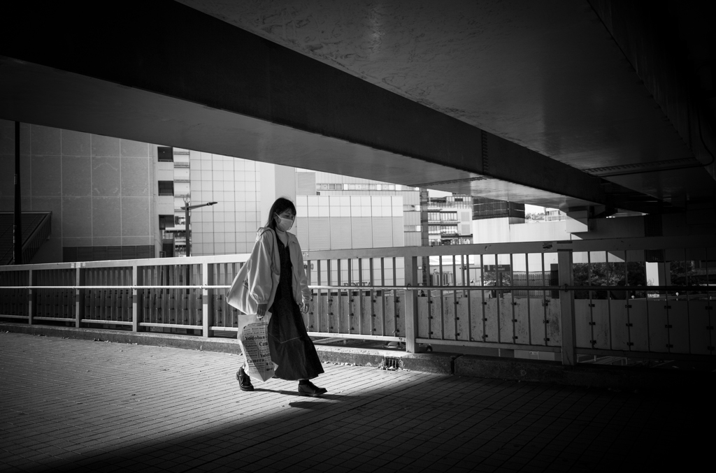 闇へ