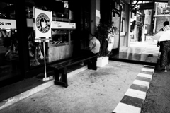 In the distance・・「小さいおじさん」と「首から上がない婆さん」