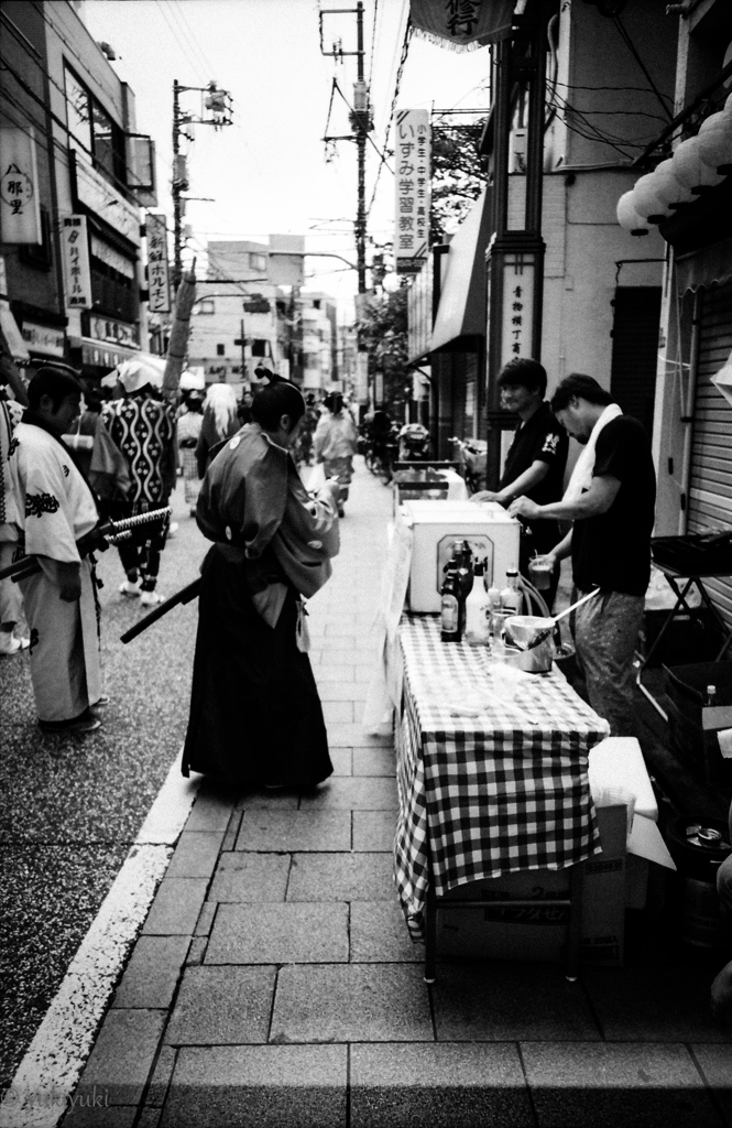 侍はビールを買って・・・