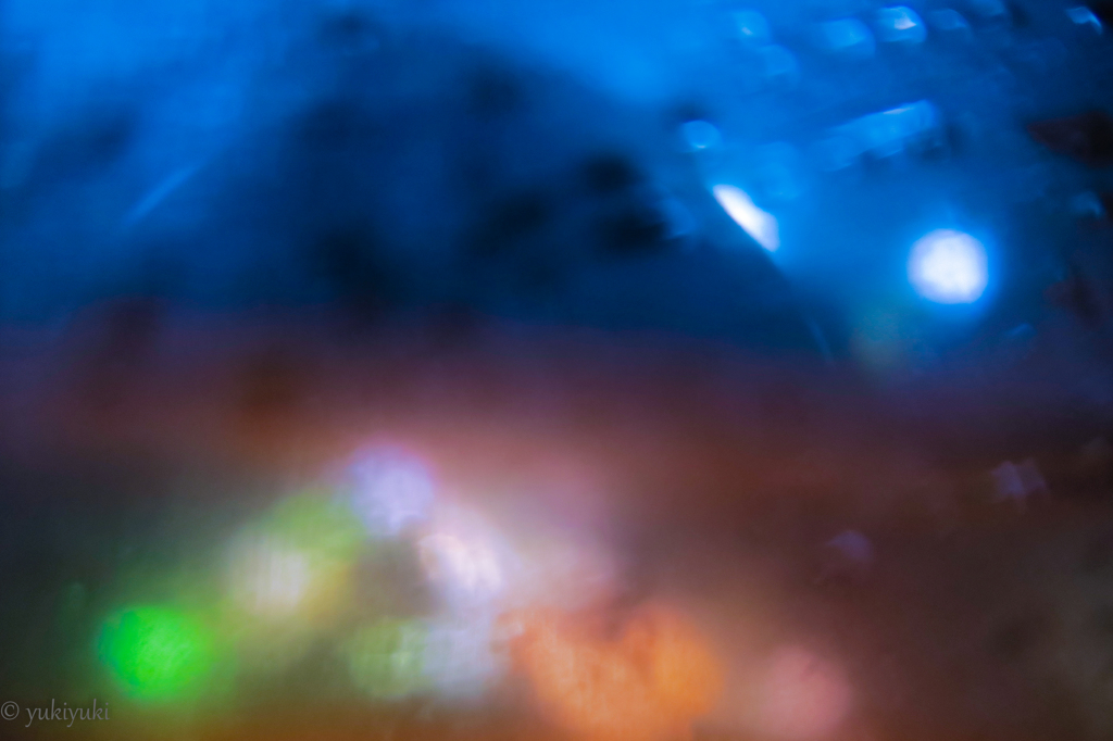 車窓アート　どの色の世界へいくか