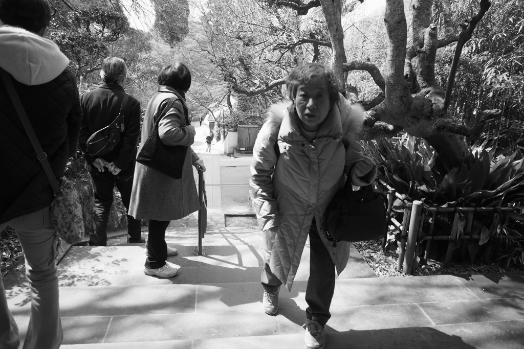 Aiming for Bruce Gilden　階段を上がりきった時