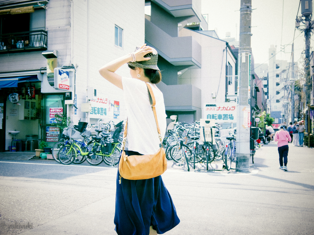 彼女が帽子を押さえたわけ