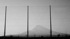 バス富士　フェンスの向こうの富士