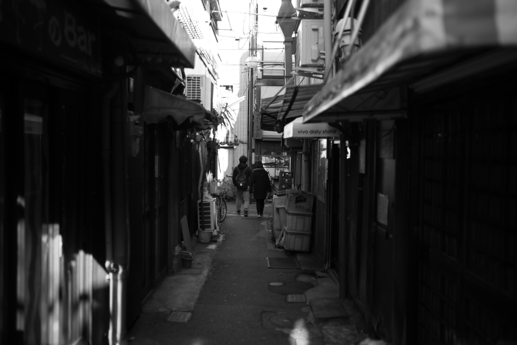 二人の世界は狭い路地から広がる