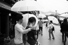 細い肩を抱いて　　宮島