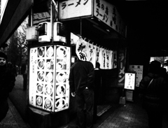 満席のため尻隠さず