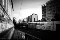 六本木ヒルズまで伸びる電線