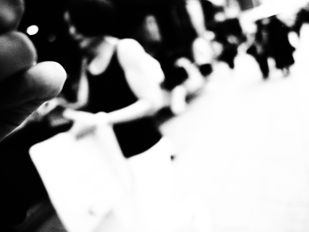 傘を持つ私の手