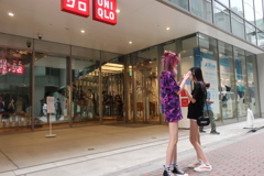 艶やかな女と黒の女