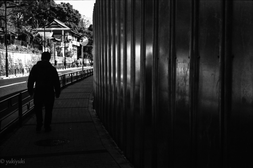 一人、コーナーにて