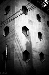 モダンな家は不気味な描写