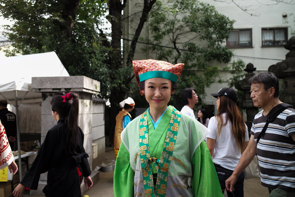 微笑みは目元を走る