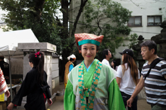 微笑みは目元を走る