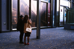 立ち止まり、何かを見た