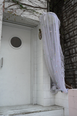 レースのカーテンをまとう