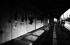 北越物語　商店街に立つ