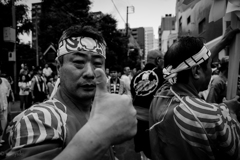 友よ、しっかり神輿先導せよ