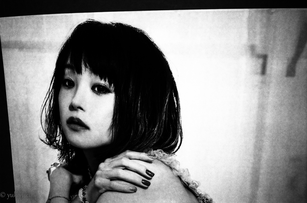 自らの肩を抱いて