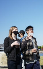 心霊の如く横切る